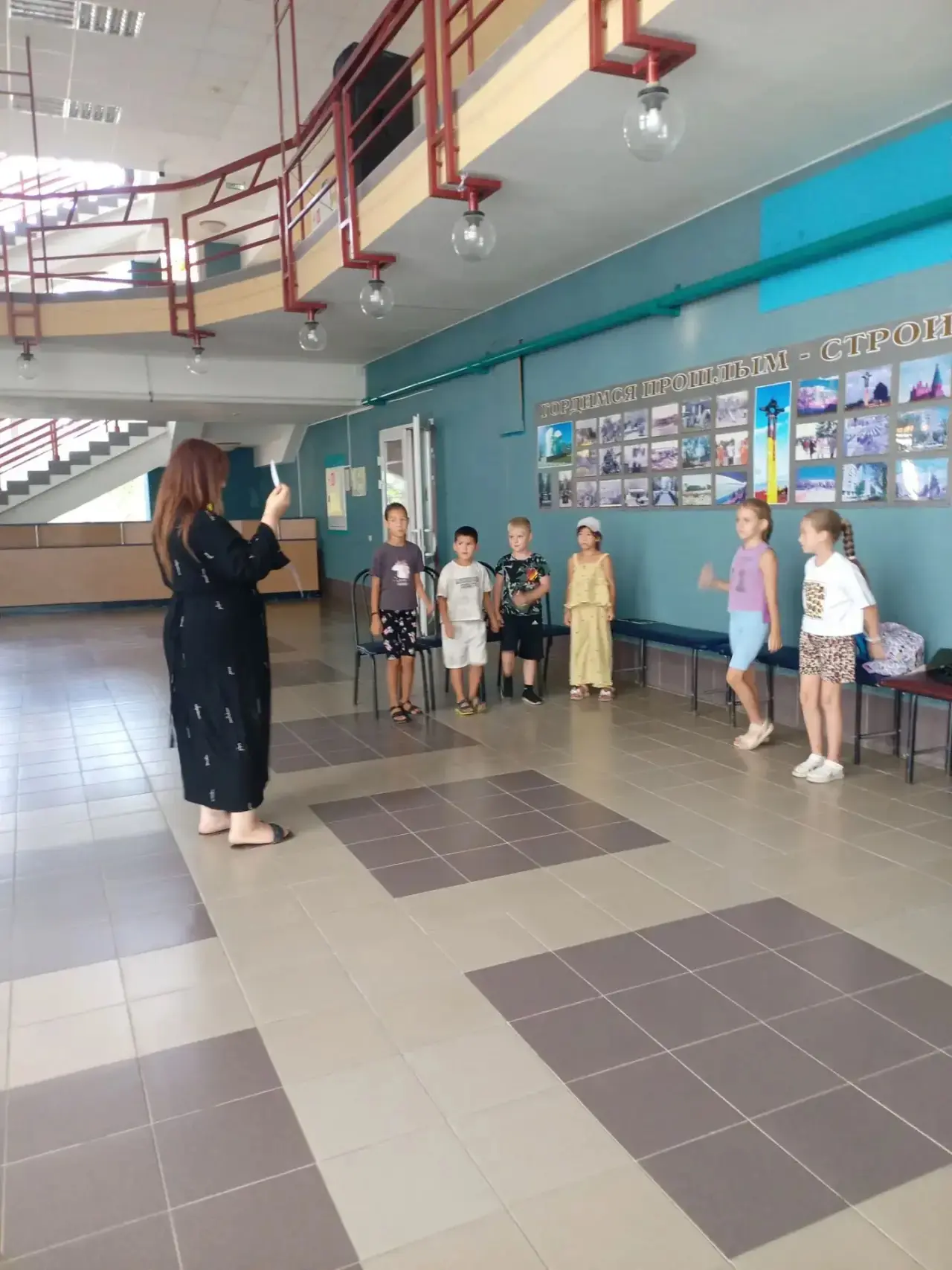 День в лагере получился удивительно разносторонним: мы успели и про правила безопасности поговорить,