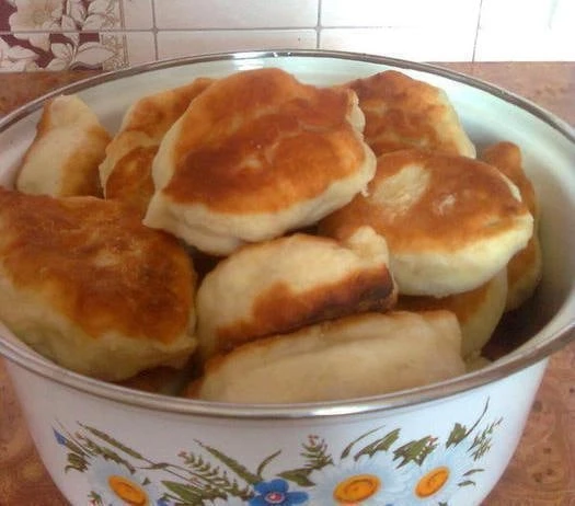 🥣 Честно, быстрее рецепта пирожков я не встречала  🔖 Ингредиенты:  Тёплая вода — 1 стакан Прессованн