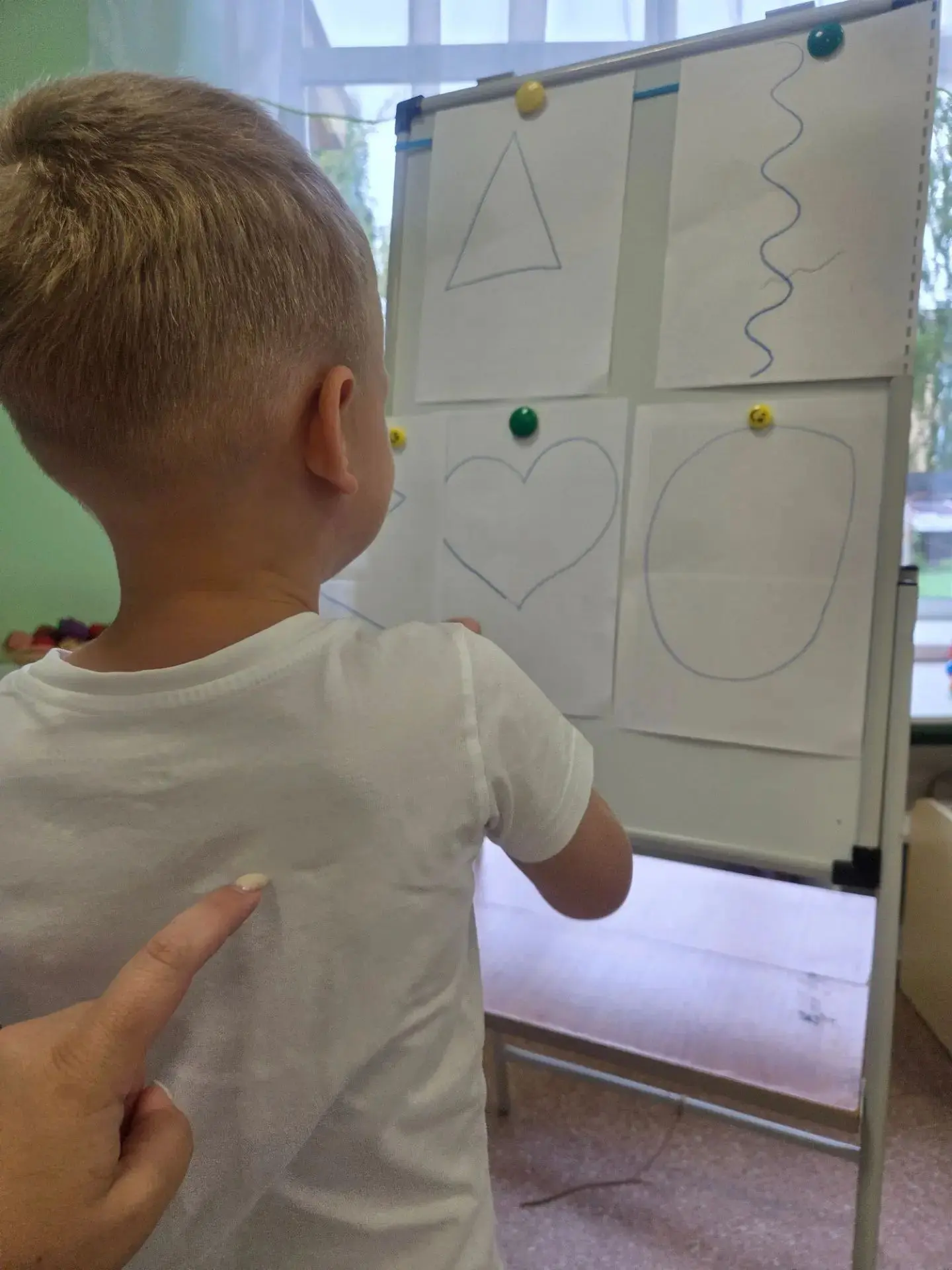 Сегодня наши маленькие исследователи играли в игру на внимание, ощущения и воображение....