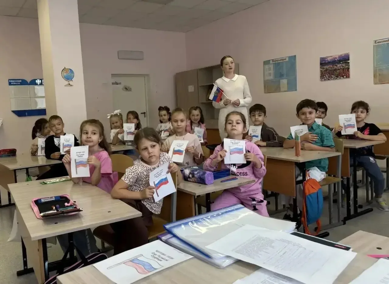 Будущие первоклассники Кисловодска знакомятся с символами России.