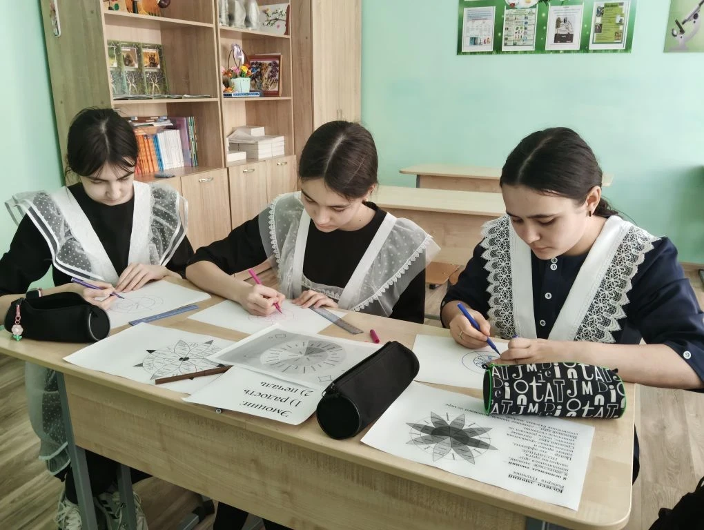 Классный руководитель 9 класса  Вильданова Э.Н. провела  занятие с элементами тренинга ...