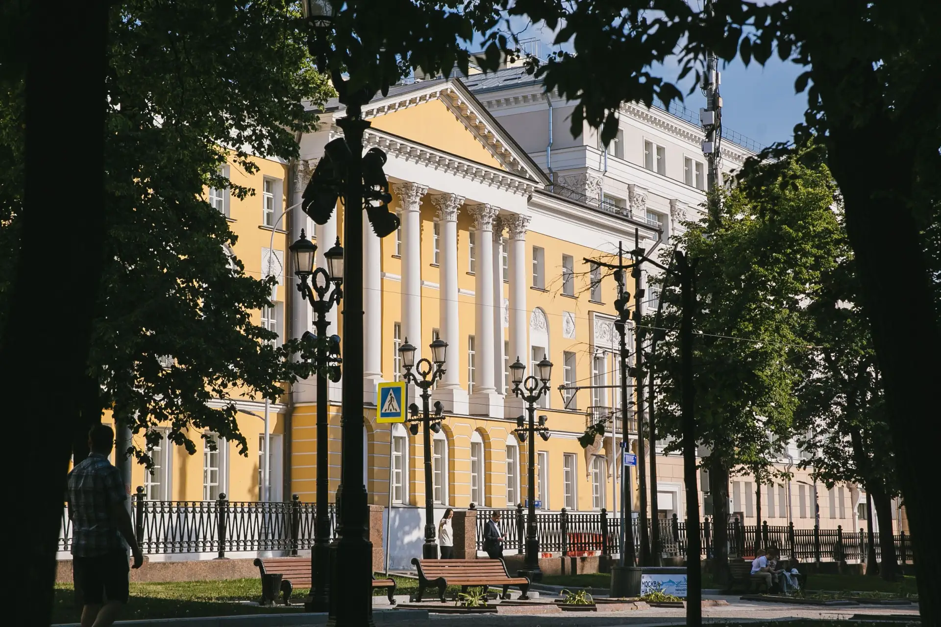 🏅 Заслуги профессоров ФГН отмечены ведомственными наградами