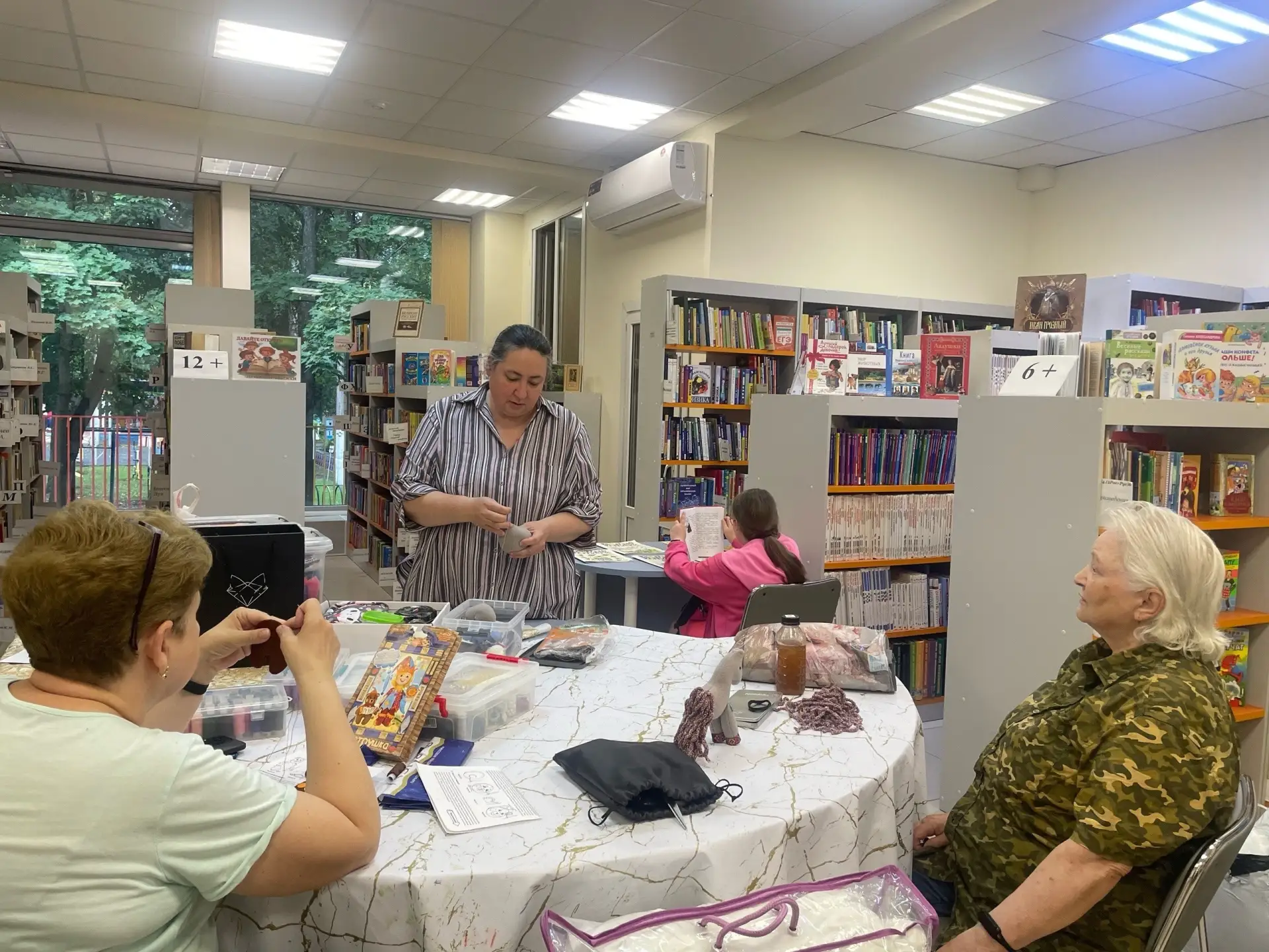 В Центральной библиотеке Красногорска — время вдохновения! 🧵

✂️🧵 Вечером в библиотеке собралась п