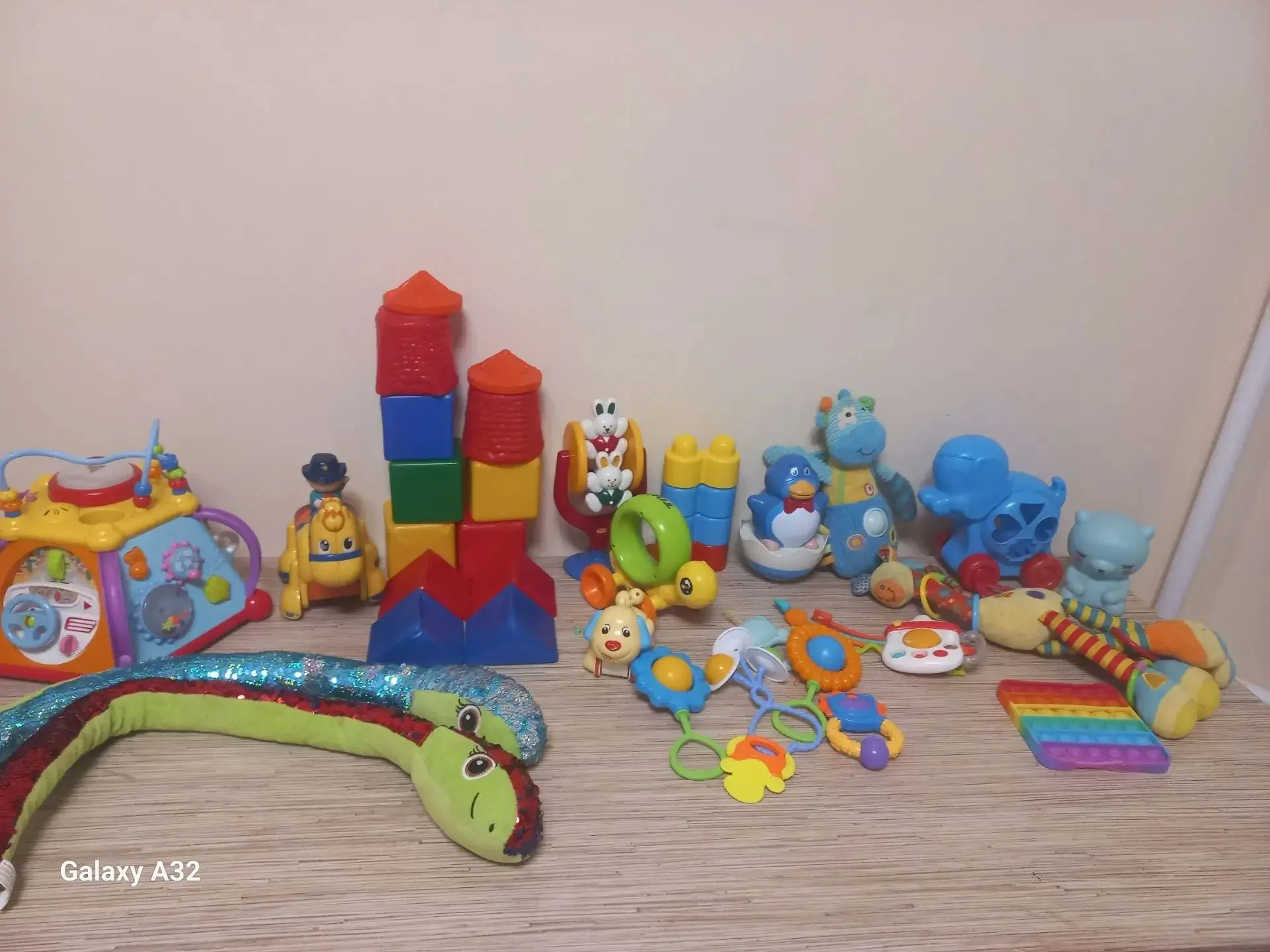 Продам три пакета игрушек на фото не все игрушки цена 1000 руб