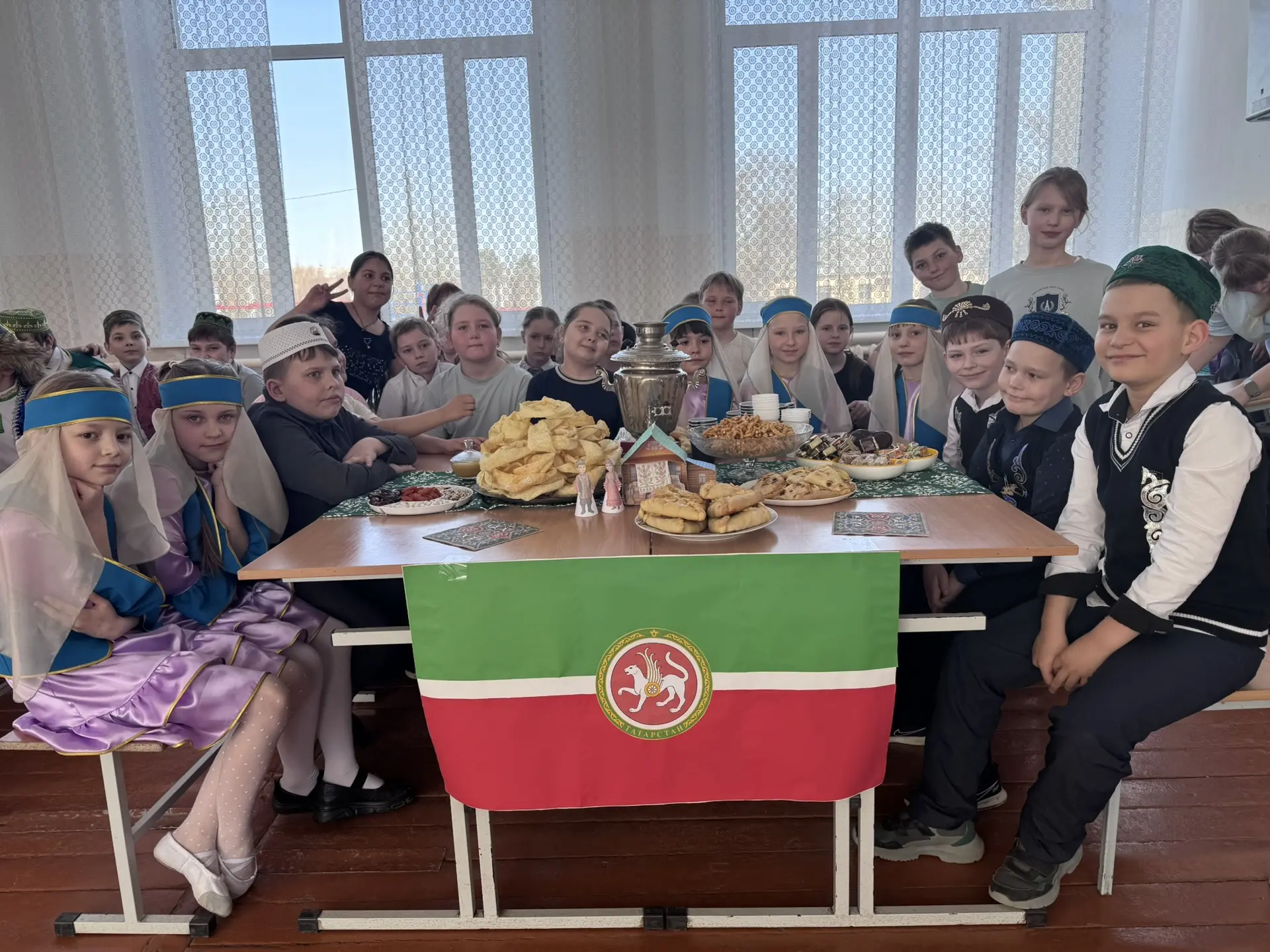 ✨ Второй день большого школьного фестиваля народов России: путешествие по необъятной стране продолжа