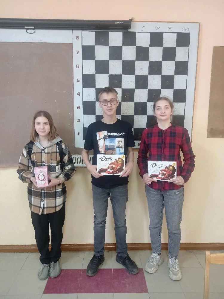 Накануне Дня космонавтики в нашем городе прошёл шахматный турнир , посвящённый этой дате. Наши ребят