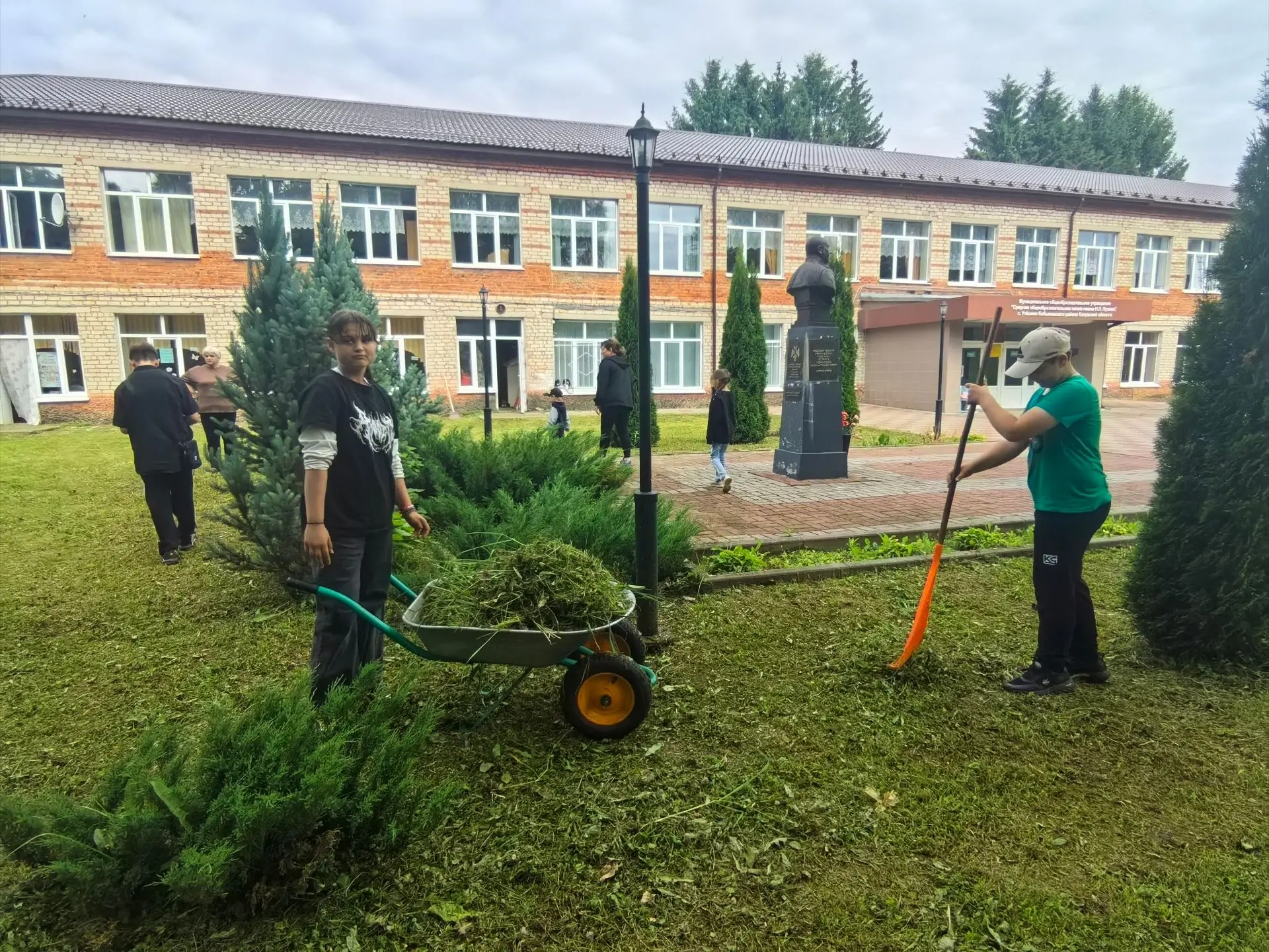 🌸🌿☀️ Трудовой десант  в летнем оздоровительном лагере "Родничок" 🧹