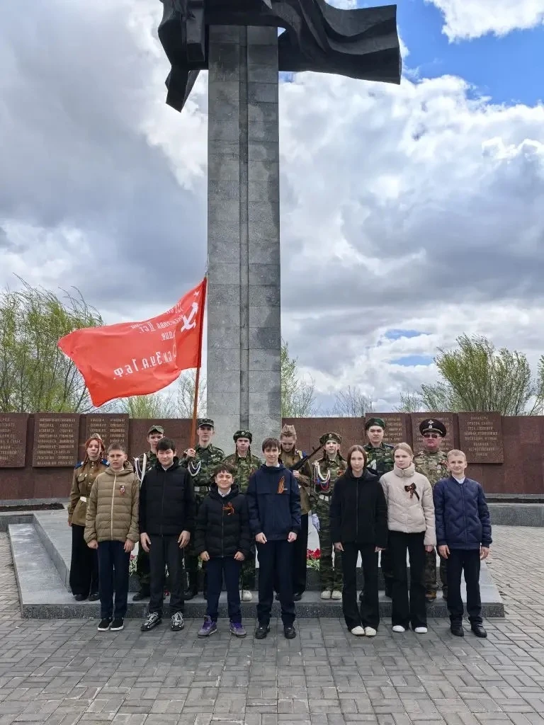 «Пост №1»   Сегодня наши ученики с честью заступили на «Пост №1» — почётную вахту памяти у мемориаль