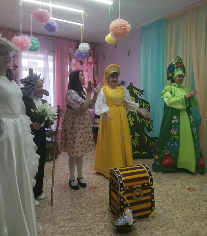 Театр является одной из самых ярких, красочных и доступных восприятию дошкольника сфер ...