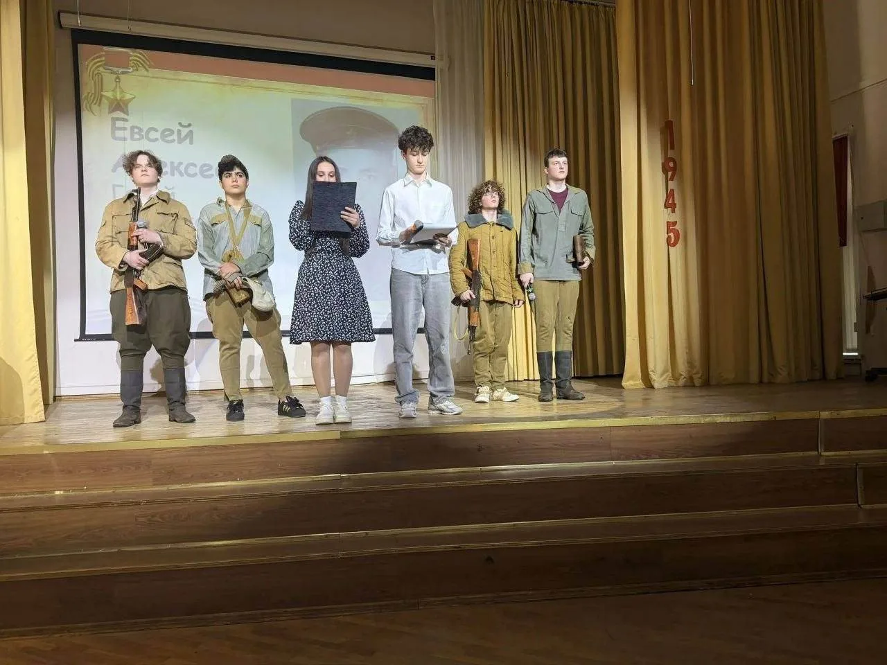🎭 Театральная постановка "Вклад разных народностей в Победу"  🎖️ 7 мая в нашей школе царила особая а