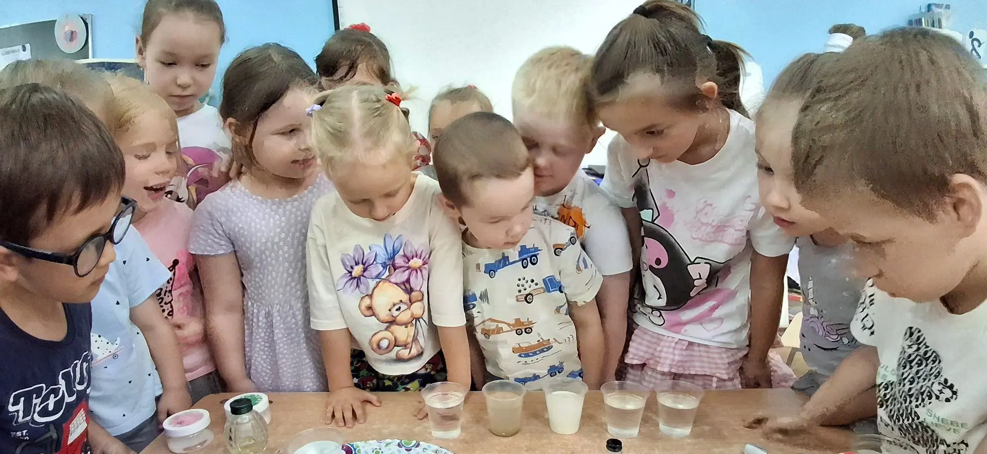 Маленькие учёные: как в нашем саду извергался вулкан 🔥и что растворяется в воде 💧

Дети на один де