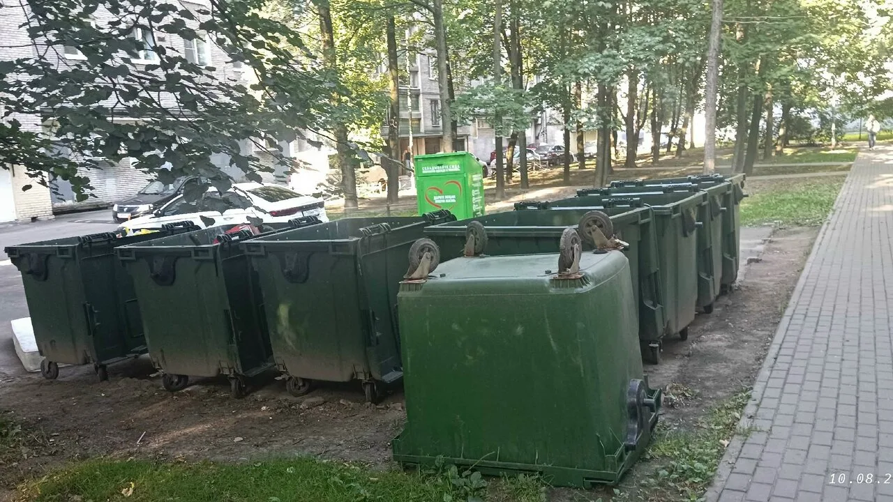 На Ленинском проспекте отсутствует ограждение контейнерной площадки
