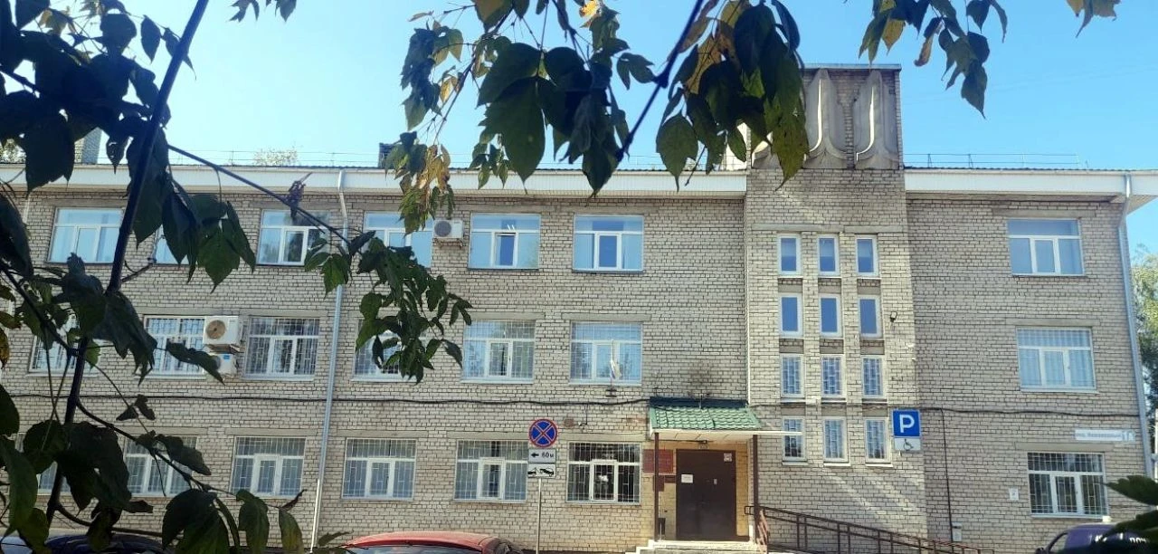 Суд установил факт трудовых отношений и взыскал 400000 рублей компенсации морального вреда работнику