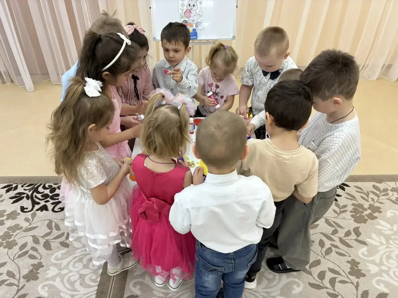 Сегодня в группе «Почемучки» прошел праздник, посвящённый Светлой Пасхе! Дети читали ст...