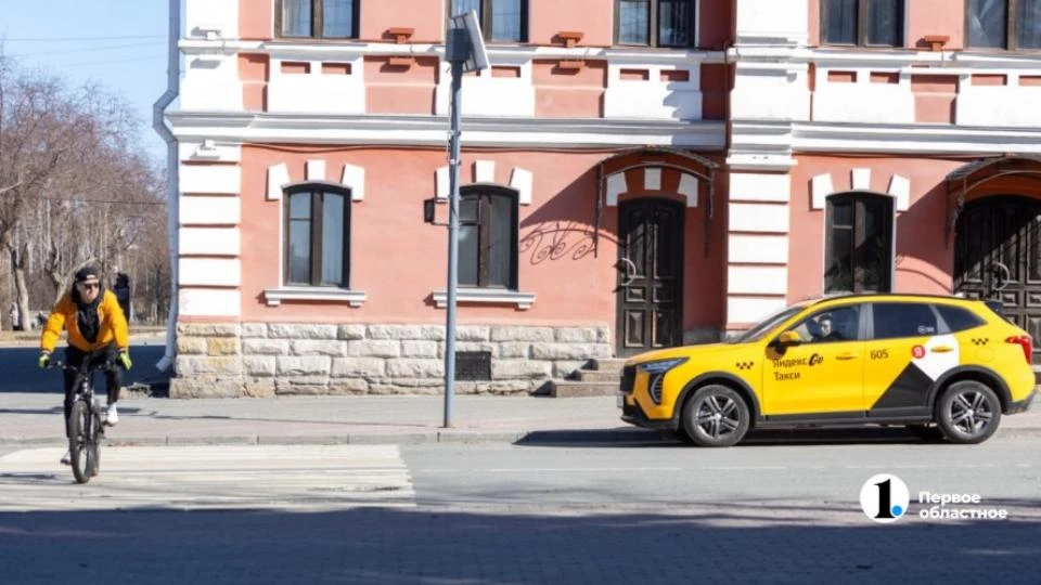 В Челябинске многодетные могут ездить в такси со скидкой 30%.