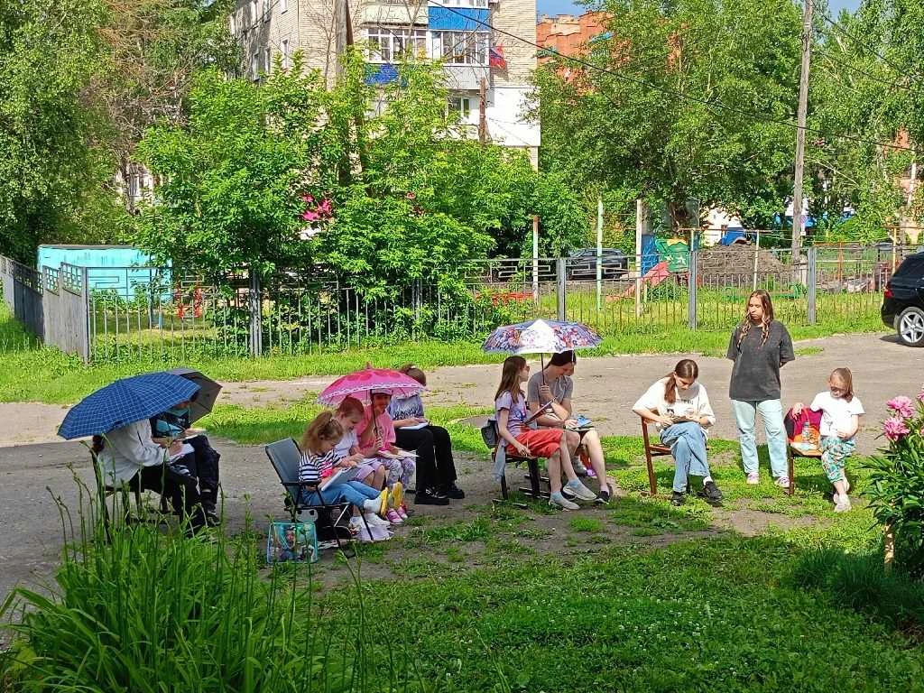 ВЕСЁЛАЯ ПОРА! 🌞 
ПЛЕНЭРНАЯ ПОРА!

Чтоб художниками стать 
Нужно не лениться 
На пленэре рисовать 
И