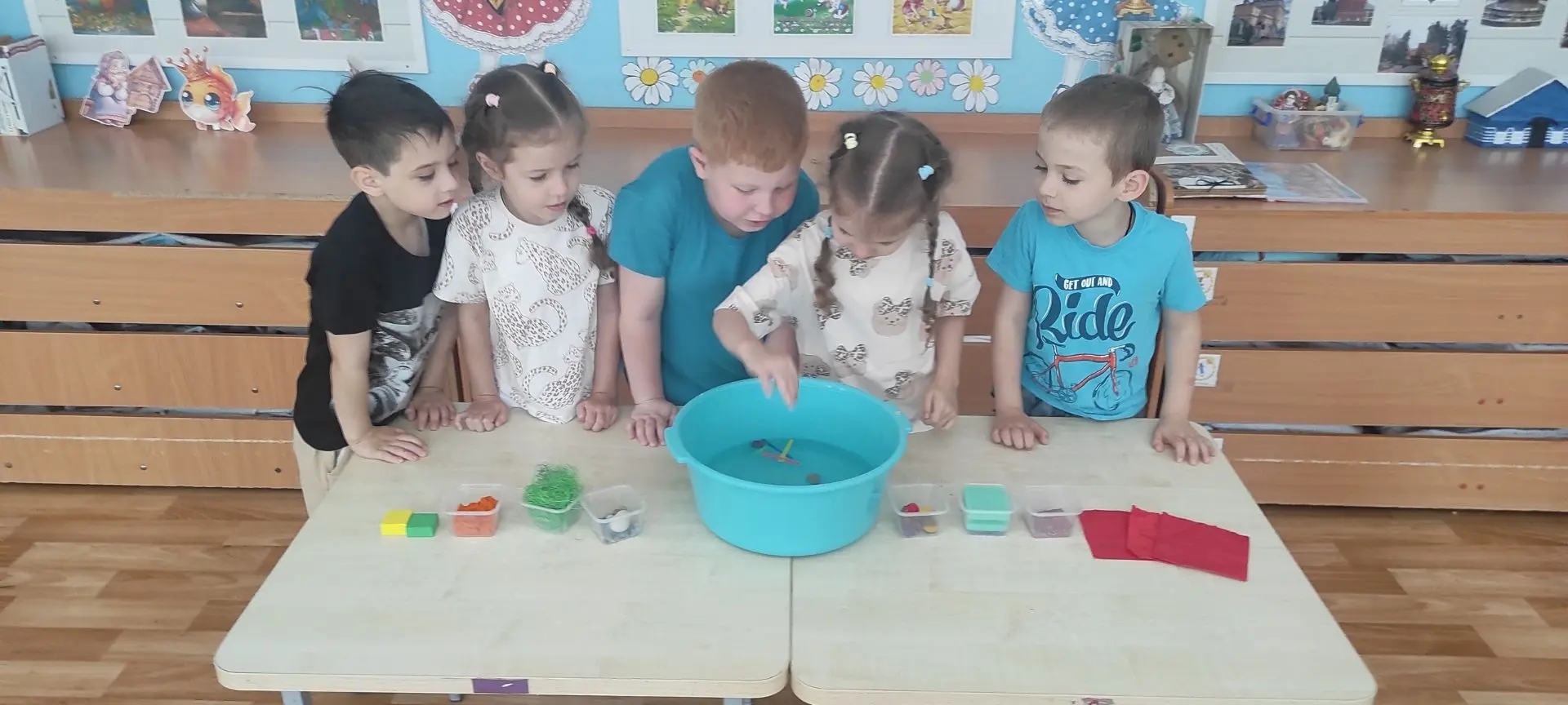 Познаём воду: опыты и беседы в детском саду.
Сегодня ребята старшей группы активно исследовали одно 