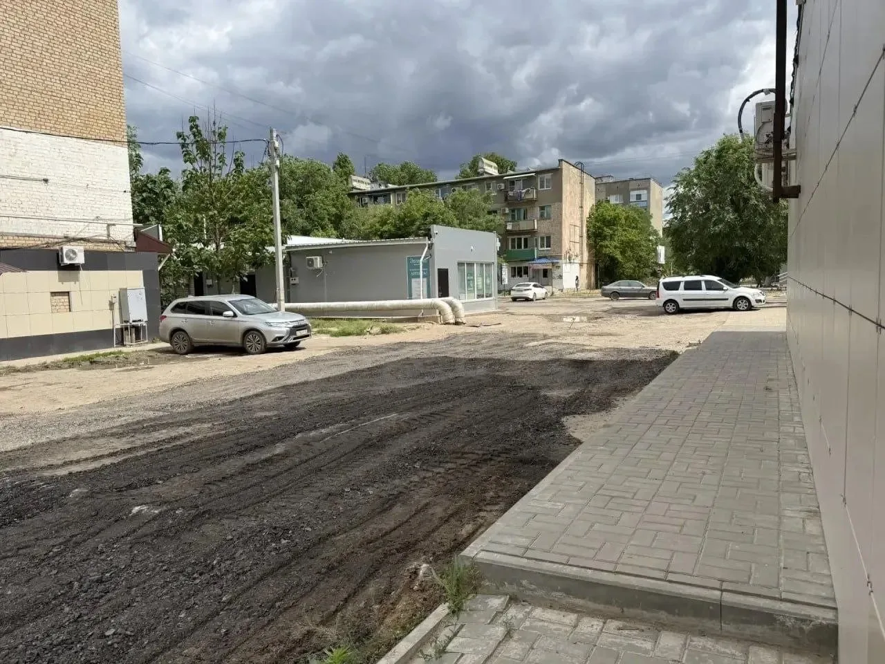 В настоящее время на улице Нестерова производится укладка асфальта сплошным покрытием.
