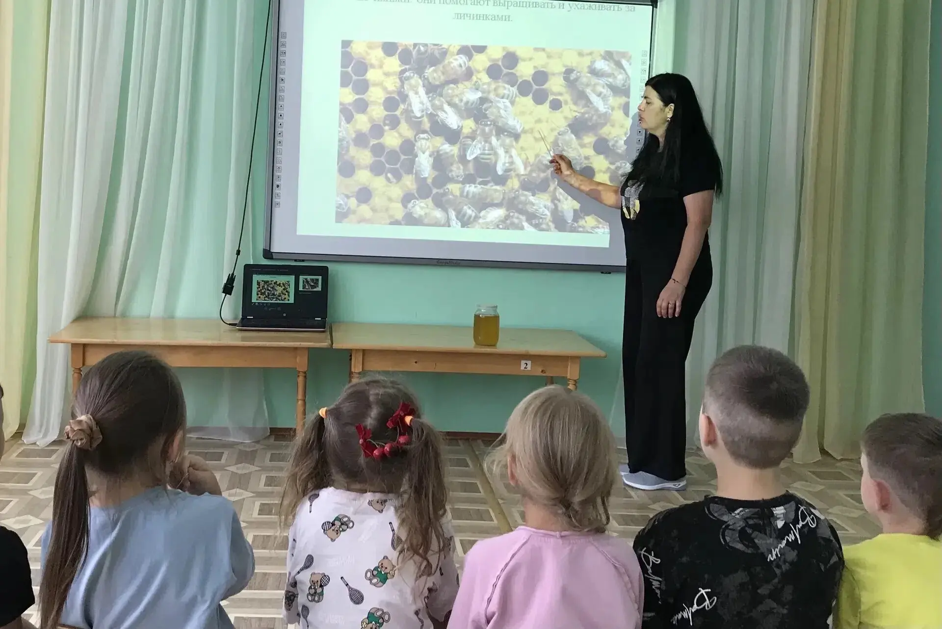 В детском саду «Алёнка» прошёл ещё один увлекательный летний день, посвящённый Дню пчёл.