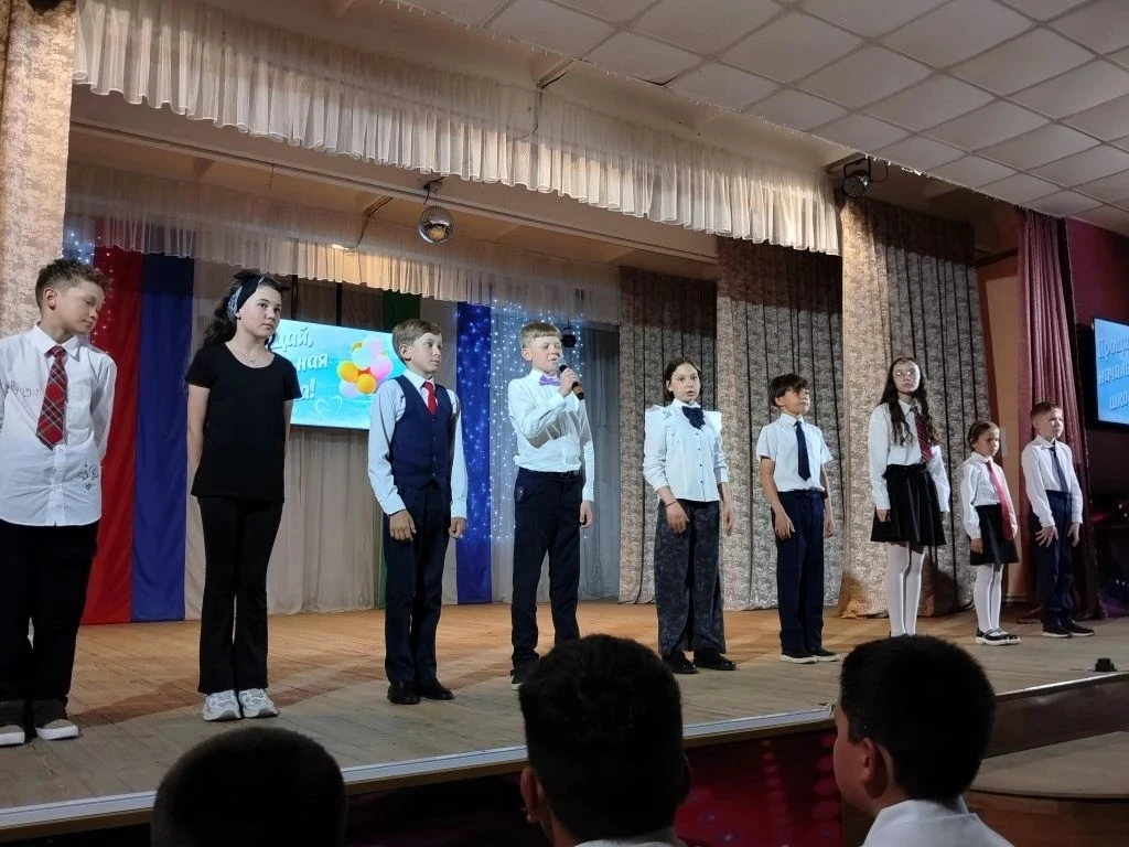 🎓 Выпускной 4 класса: новый этап в жизни!  22 мая в гимназии прошёл особенный праздник — выпускной д