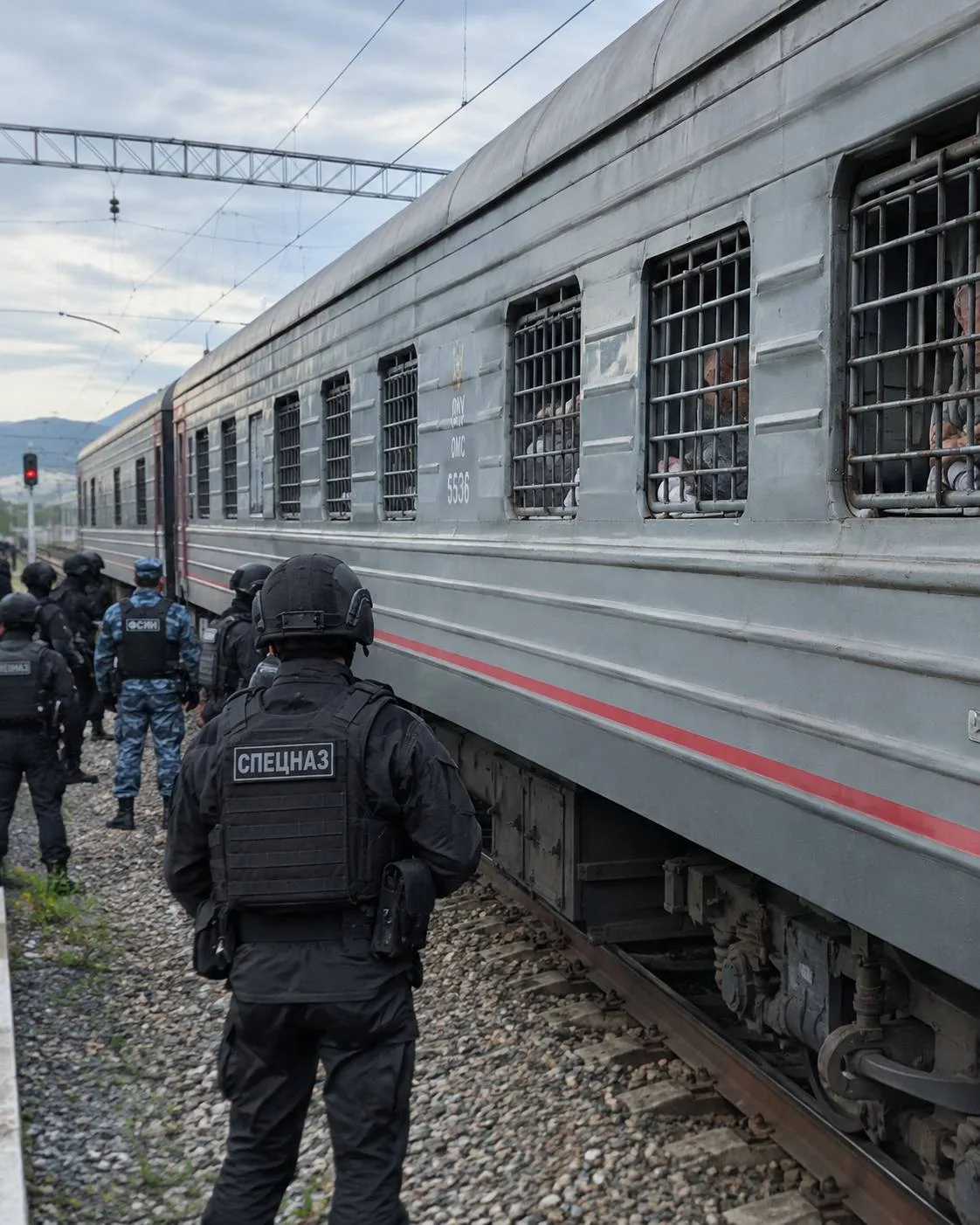 Двое погибли после нападения заключённого на конвоиров в поезде Владикавказ — Адлер: од...