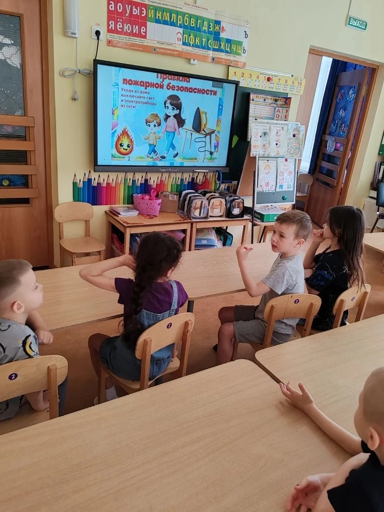 В рамках проекта Предшкола- стандарт детского сада на тематической неделе " Мир без опасностей " в  