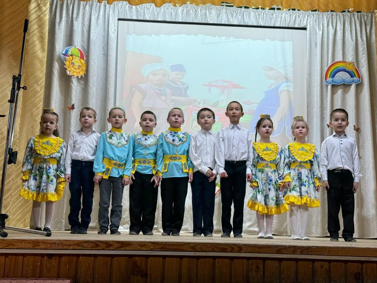 Балалар,әти-әниләр, коллектив катнашында үткән " Бәхетле мин бу дөньяда,әти-әни булганг...