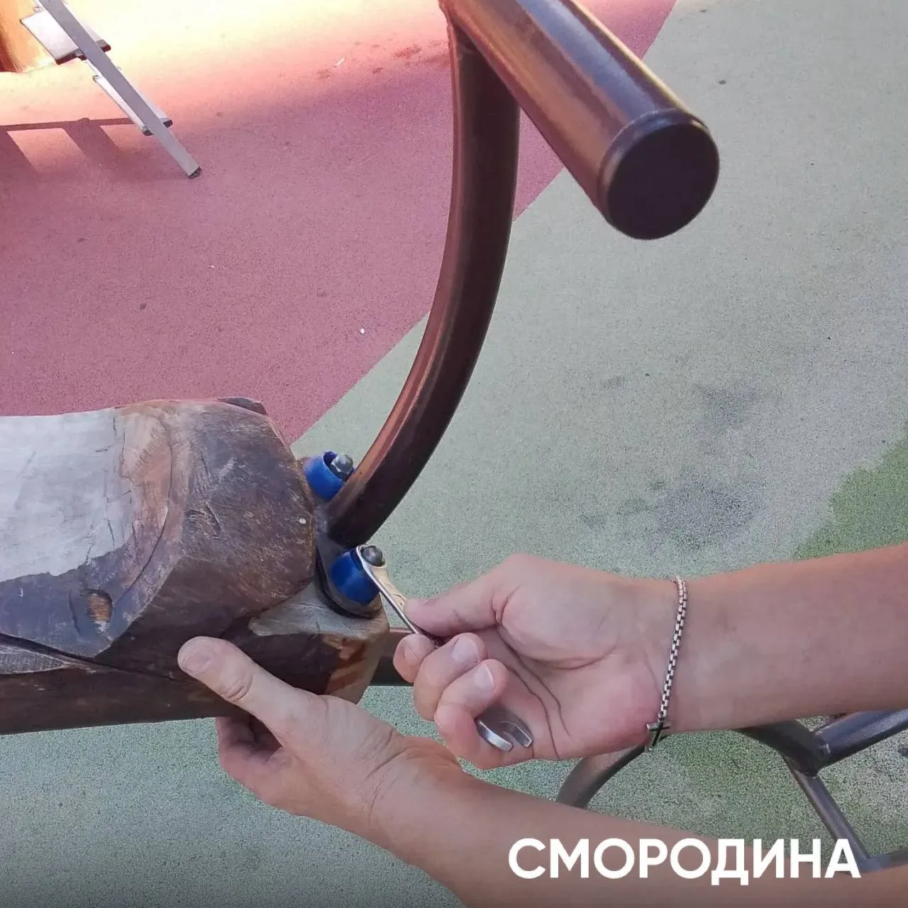 На придомовой территории ЖК "Смородина" провели восстановление и протяжку креплений обо...