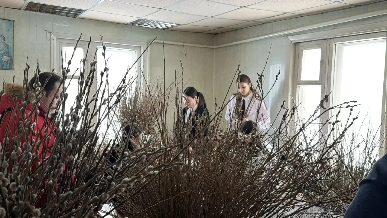 КАК ДЛЯ ВЕРБНОГО ВОСКРЕСЕНЬЯ.  ...Полопаются почки, Облитые смолой И аромат весенний  Поднимет настр
