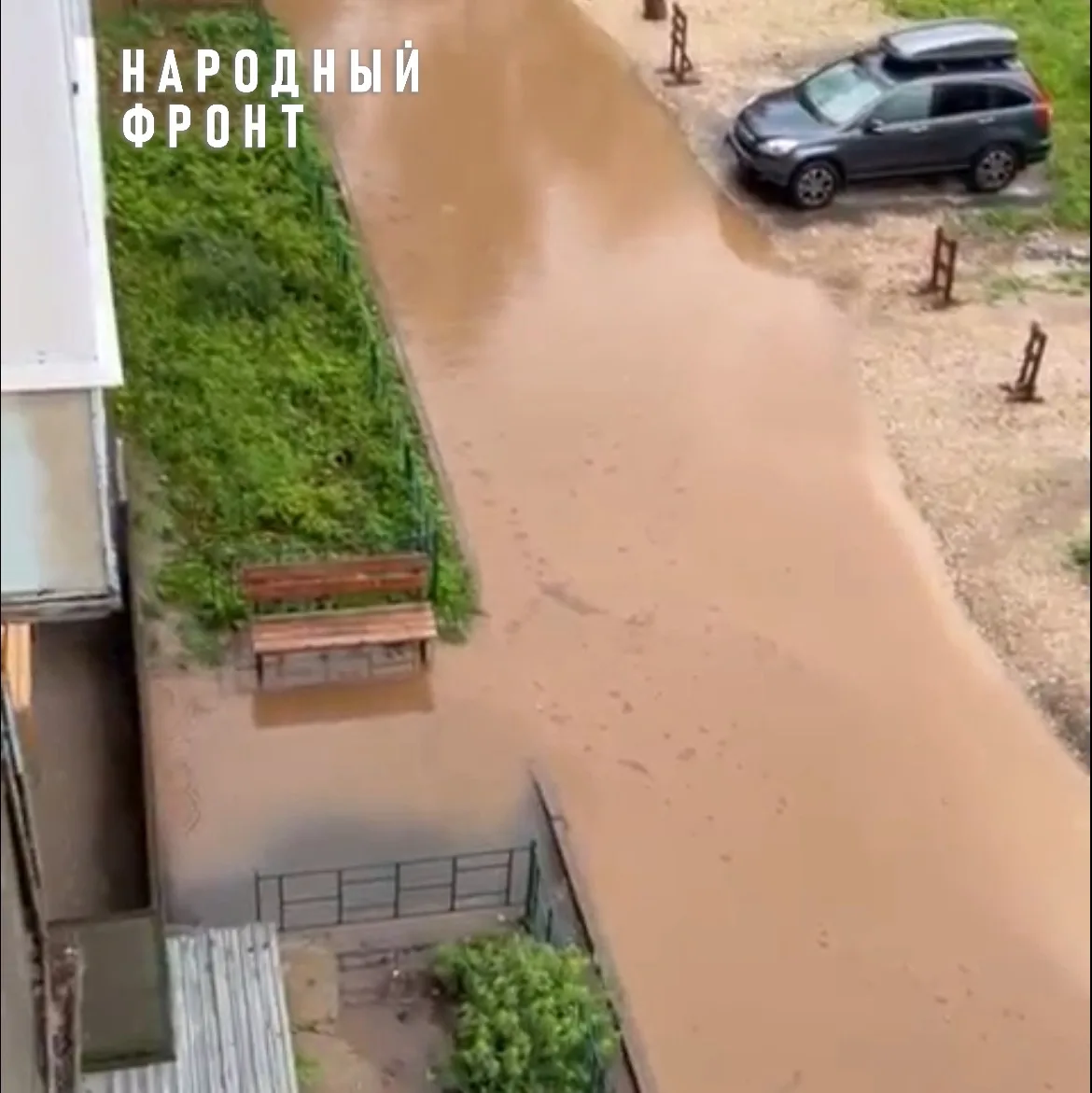 После ремонта за 2 млн рублей кировский двор регулярно превращается в Венецию.