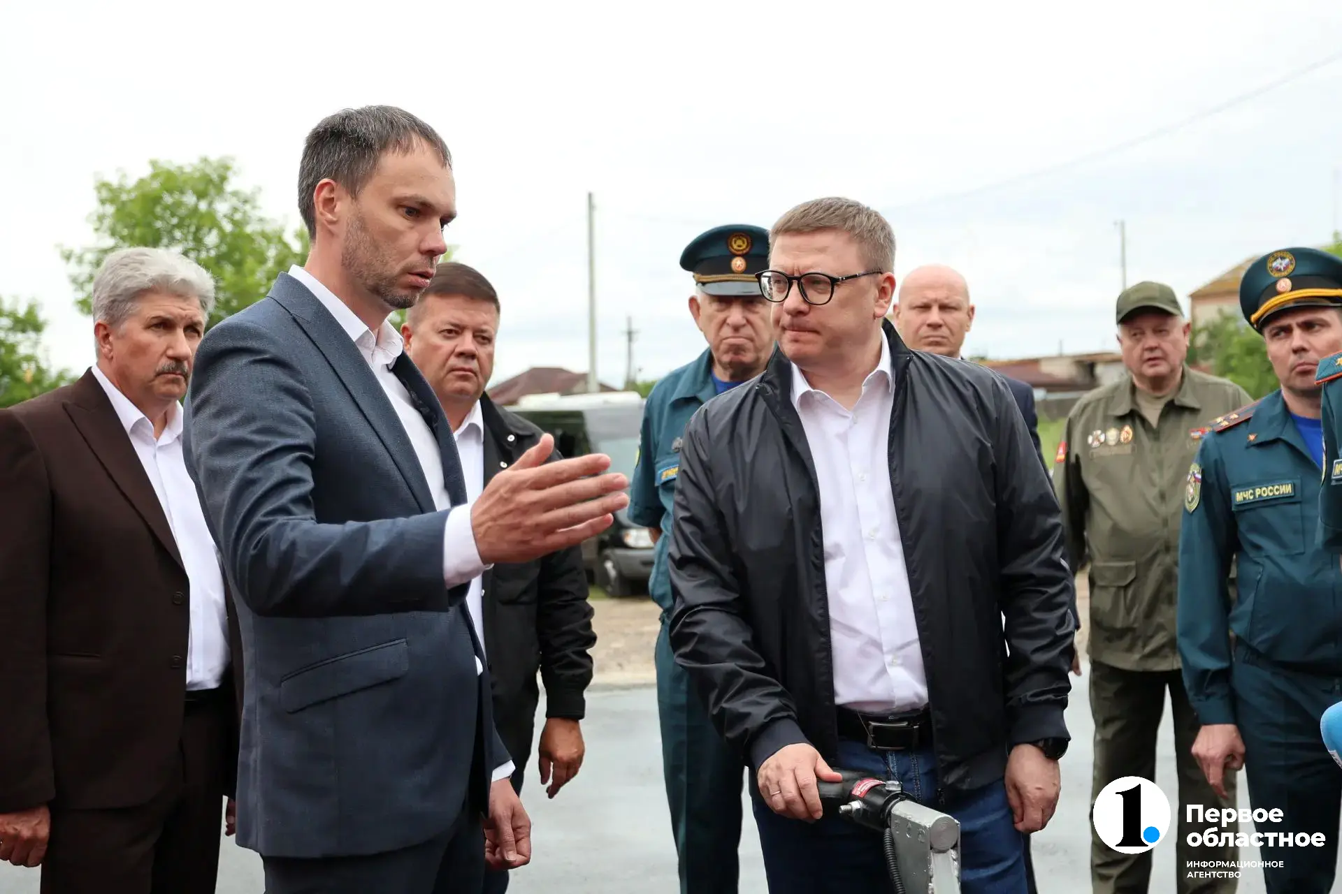 Алексей Текслер посетил новую пожарную часть в Коелге и передал технику спасателям