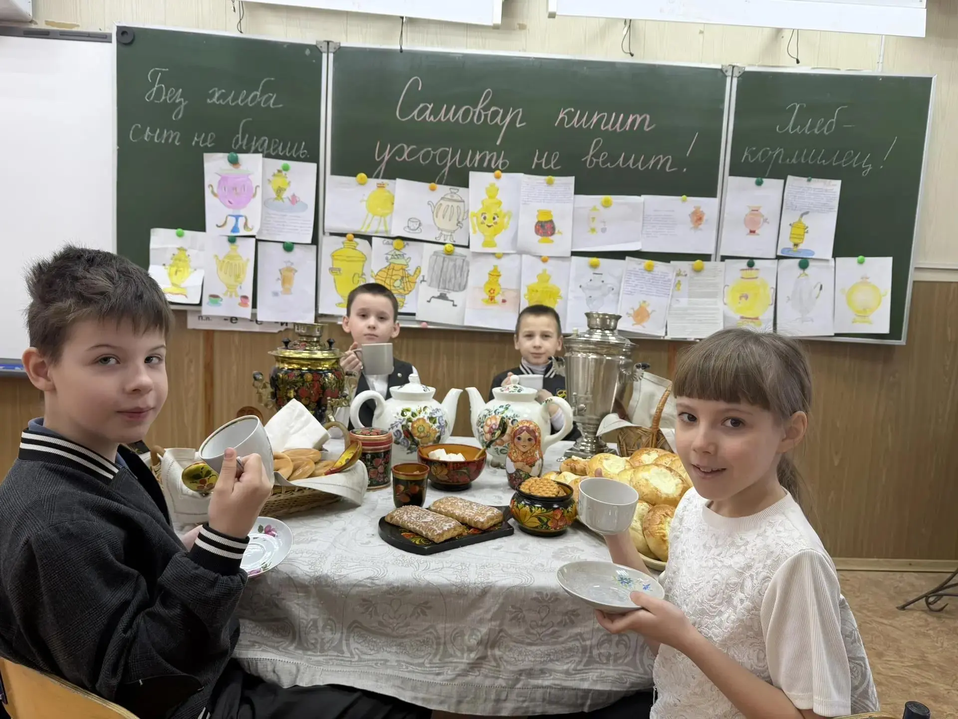 Классные новости  ️🫖 «Самовар кипит-уходить не велит»  На уроке родного языка ученики 2 В класса, уч