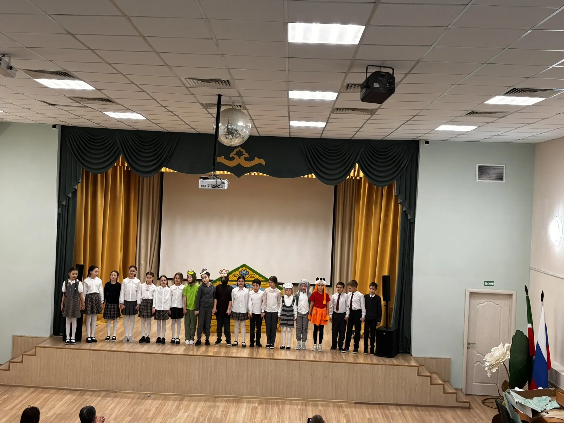 В рамках недели начальной школы, которая плавно переросла в месячник, в 3 В,Г,Д классах прошли театр