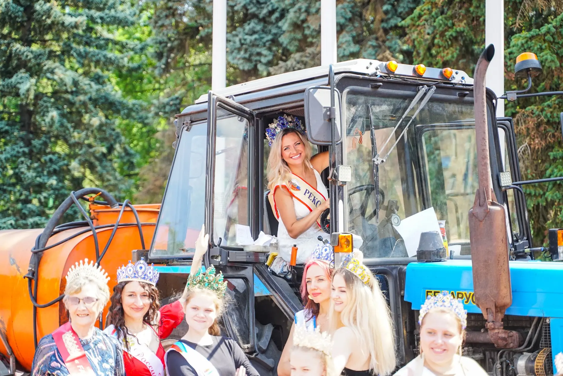 В Химках прошёл парад финалисток конкурсов красоты
 
Улицы Химок на один день превратились в настоящ
