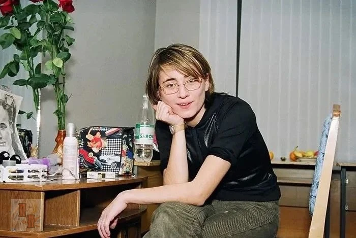 Певица Земфира в гримёрке, 1999 год.