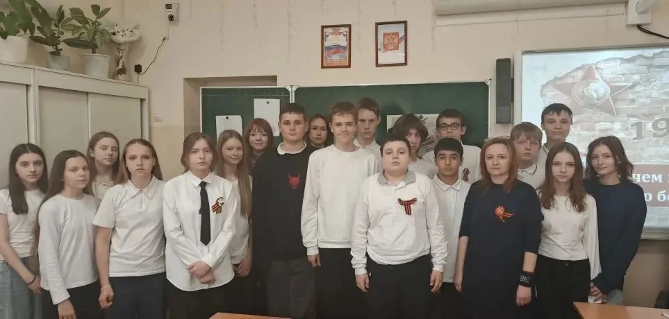 🕊️ Урок памяти в 6 «В» и 7 «К» классах  7 мая на классном часе к ребятам в гости пришла Е. В. Плотни