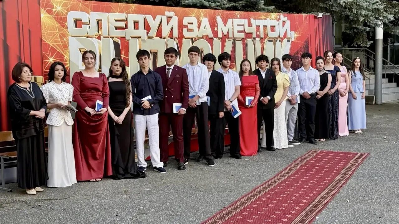 Вчера в Чегемском районе более 300 юношей и девушек получили заветные аттестаты зрелост...