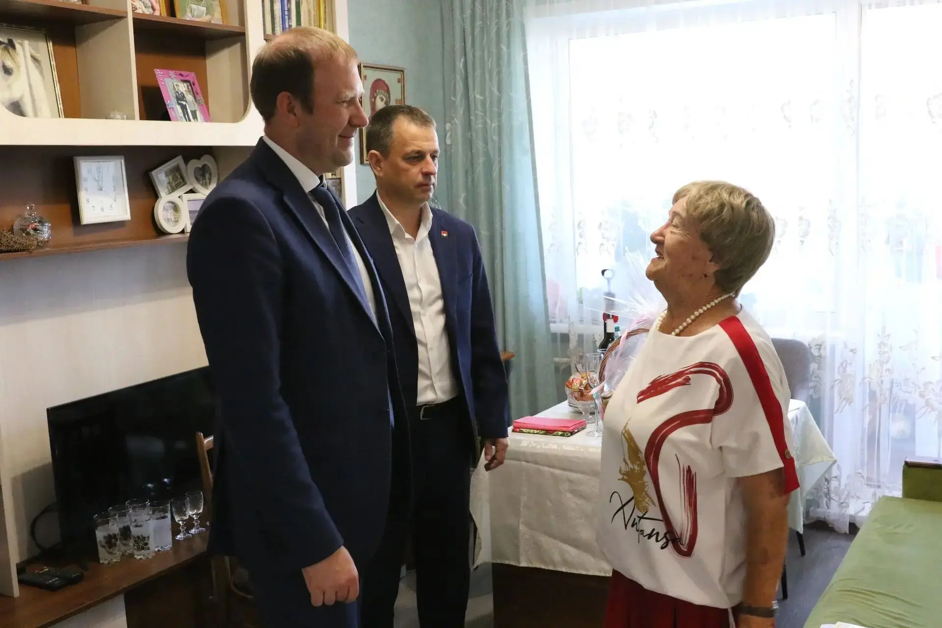 Приехал поздравить с 90-летием Валентину Васильевну Багрову