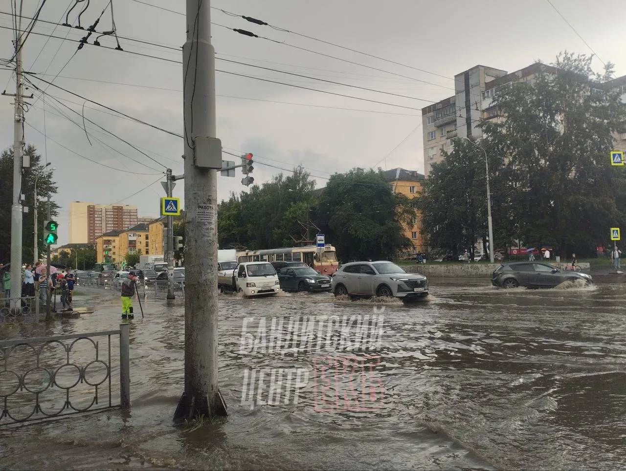 В ЕКБ обстановка не лучше 

Всеми любимый перекрёсток Ильича — Победы как всегда затопило. Трамваи и