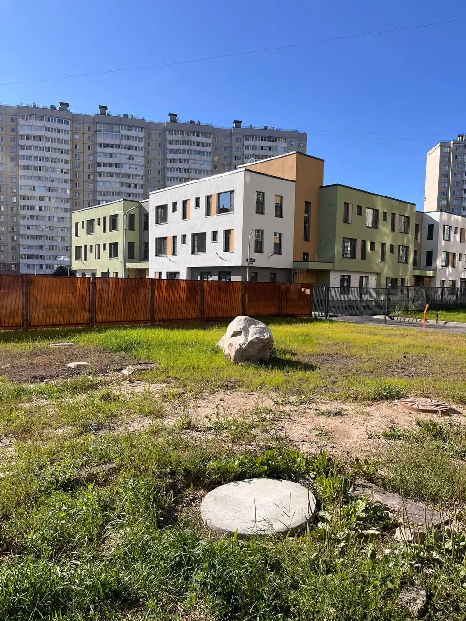 🤦‍♀️ Два месяца обращений — и два люка всё-таки закрыли

Но у нового детского сада напротив ЖК «Три
