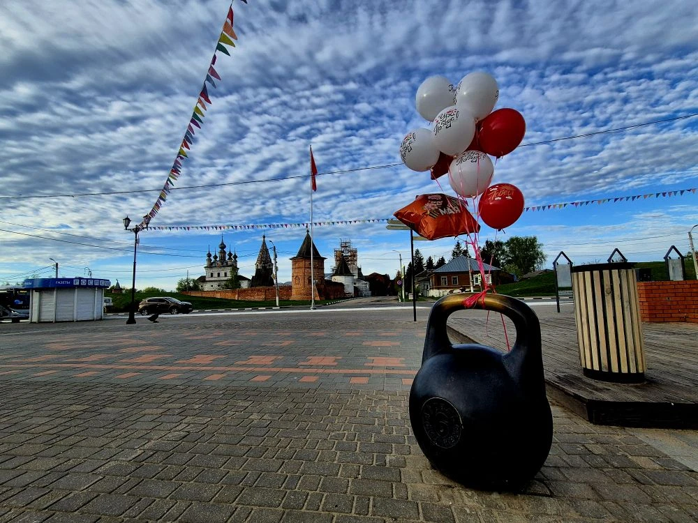 С первыми лучами солнца центр города окутался праздничной атмосферой, украсившись разноцветными шара