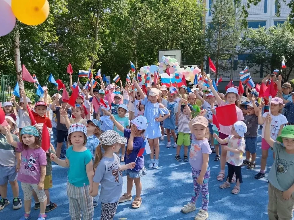📌День России в «Цветике-семицветике»: вместе мы — одна страна!

11 июня в дошкольном отделении «Цве