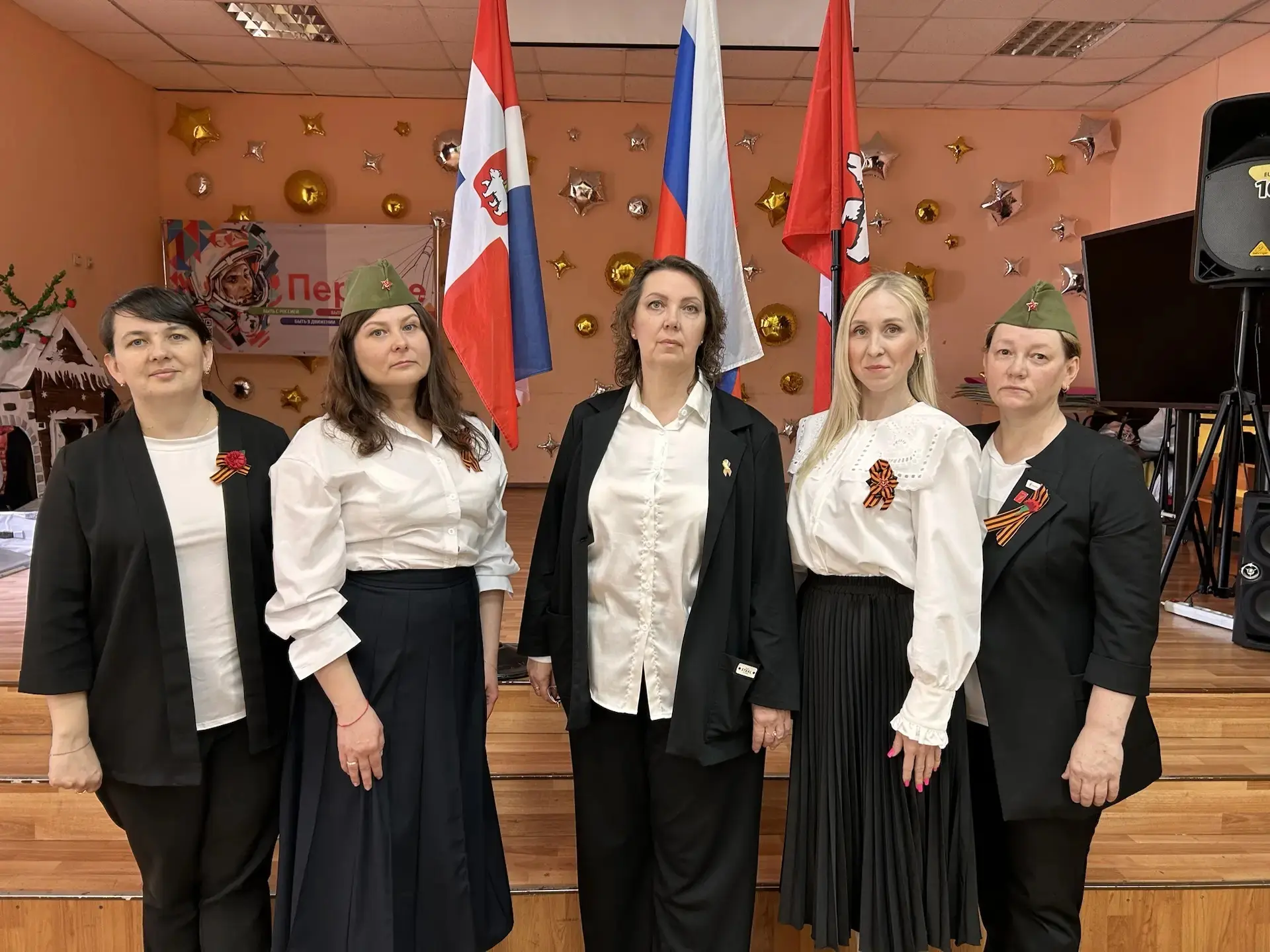 🕊 Нам доверили память: в нашей школе прошел «Бессмертный полк»  8 мая в школе состоялись линейки «На