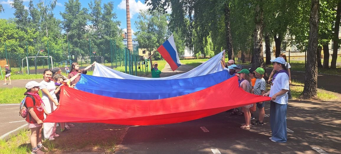 🇷🇺 ФЛАГ ВО ДВОРАХ. ОКНА РОССИИ🇷🇺

В преддверии важного государственного праздника Дня России, уч