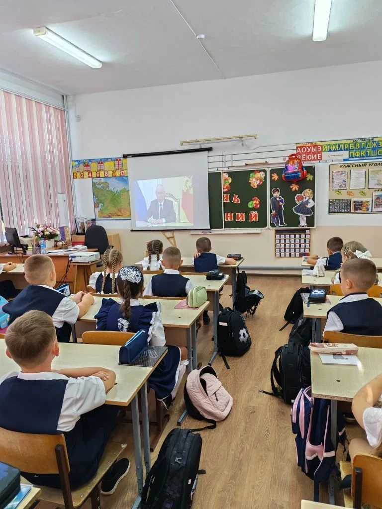 🎉 «Разговоры о важном»: начинаем учебный год с главных смыслов! 🎉