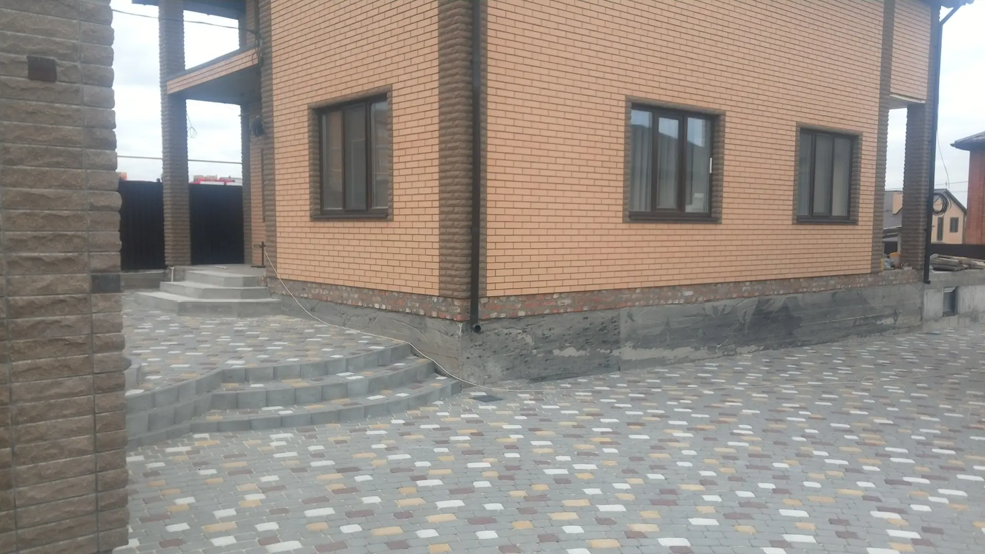 Укладка тротуарной плитки любой сложности.