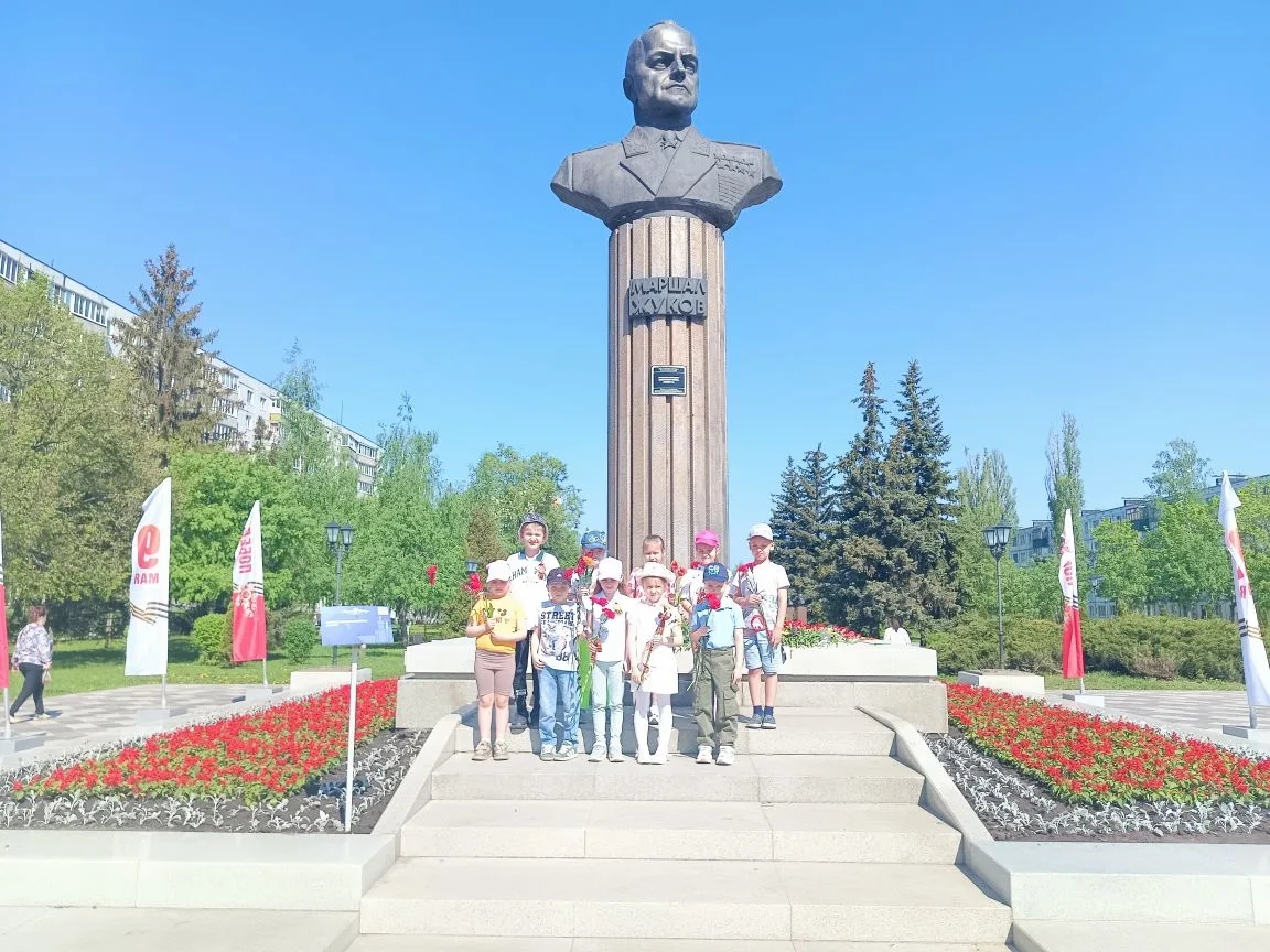 Возложение цветов к памятнику - это важная традиция, символизирующая память, благодарно...