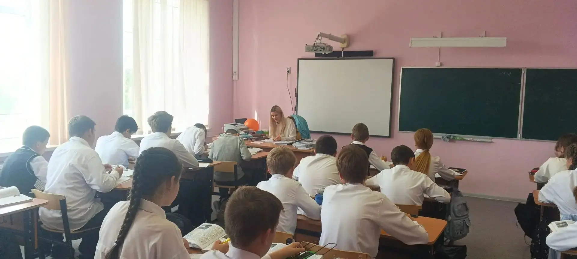 Сегодня в нашей школе всё перевернулось с ног на голову! День самоуправления — это всег...
