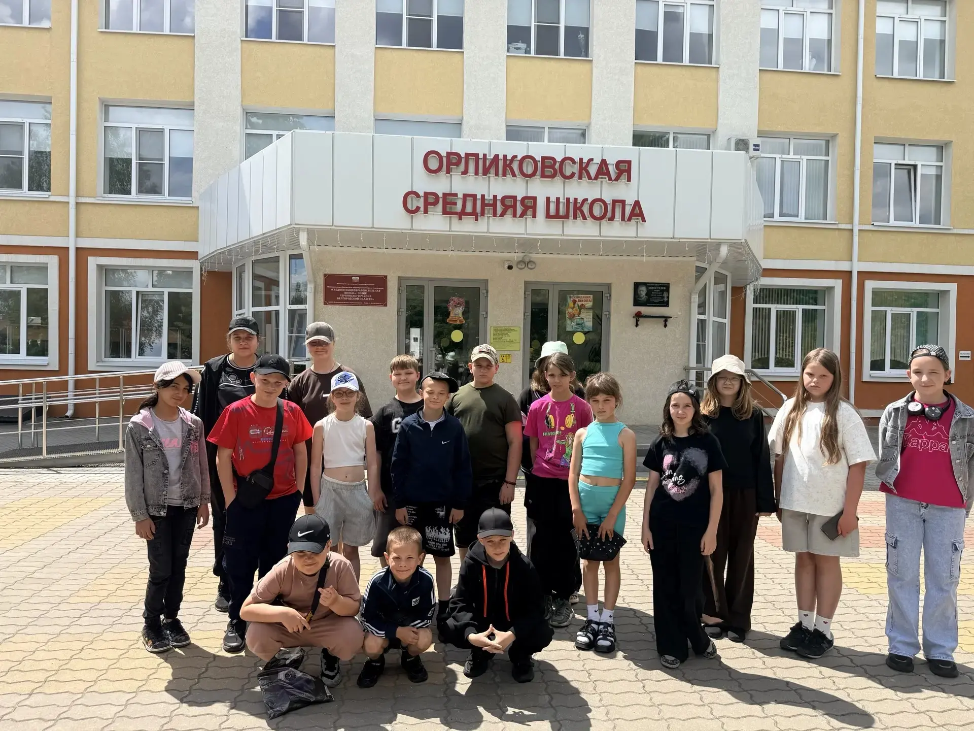 День 3: Погружение в историю!

🌞 Утро в школьном лагере снова началось с бодрящей зарядки и вкусног
