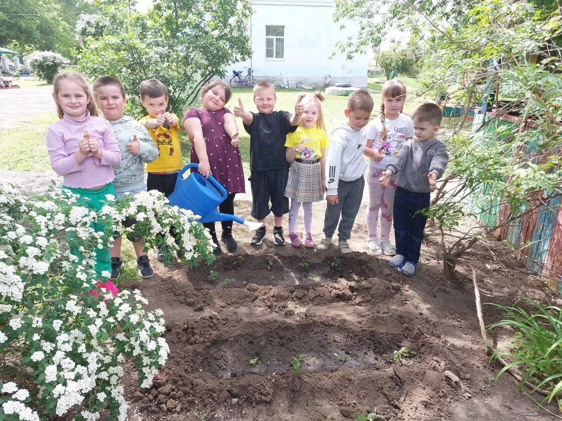 🌱 **Мы сажаем огород!** 🥦🥕 Посмотрите, что растёт!